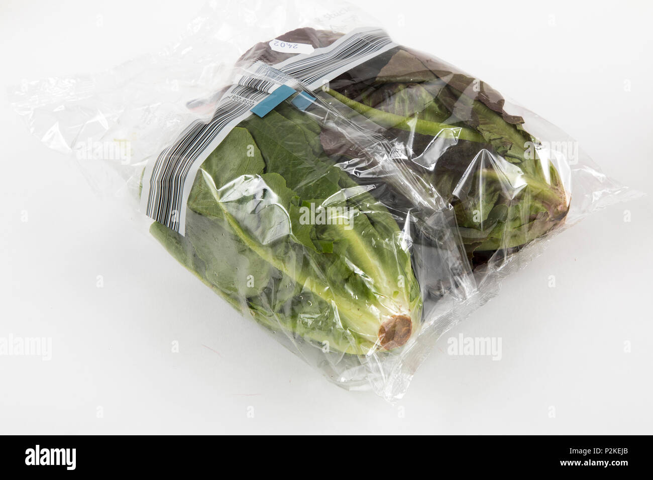 Frische Lebensmittel, Gemüse, jedes einzeln verpackt in der Plastikverpackung, alle Essen im gleichen Supermarkt auch ohne Verpackungen aus Kunststoff zur Verfügung steht, lassen Sie Stockfoto