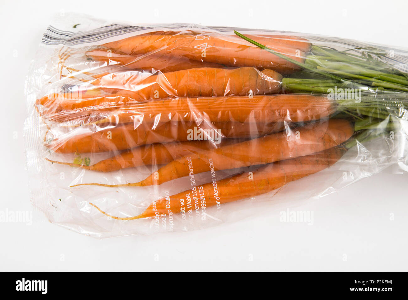 Frische Lebensmittel, Gemüse, jedes einzeln verpackt in der Plastikverpackung, alle Essen im gleichen Supermarkt auch ohne Verpackungen aus Kunststoff, Auto verfügbar ist Stockfoto