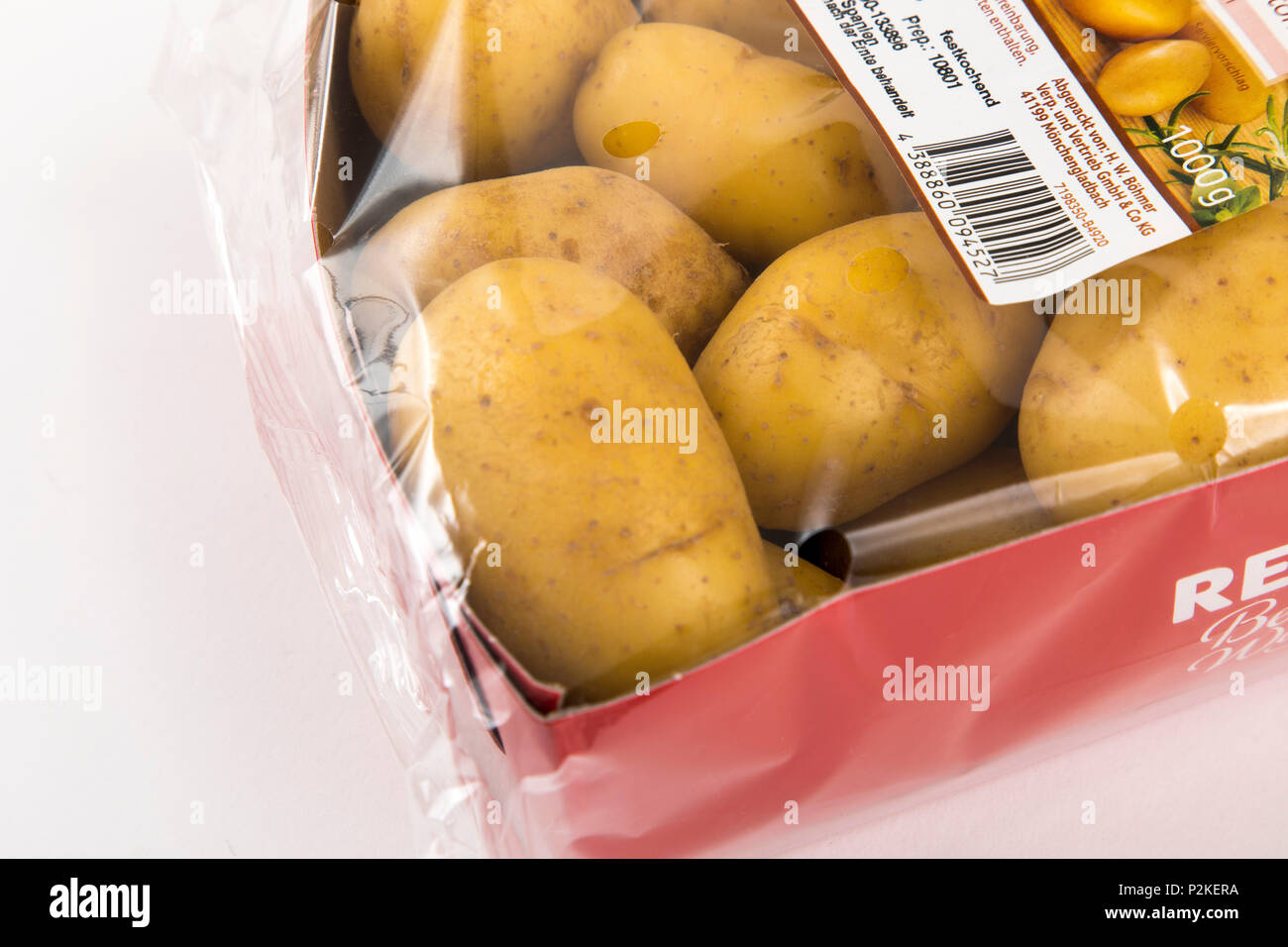 Frische Lebensmittel, Gemüse, jedes einzeln verpackt in der Plastikverpackung, alle Essen im gleichen Supermarkt auch ohne Verpackungen aus Kunststoff, spr verfügbar ist Stockfoto