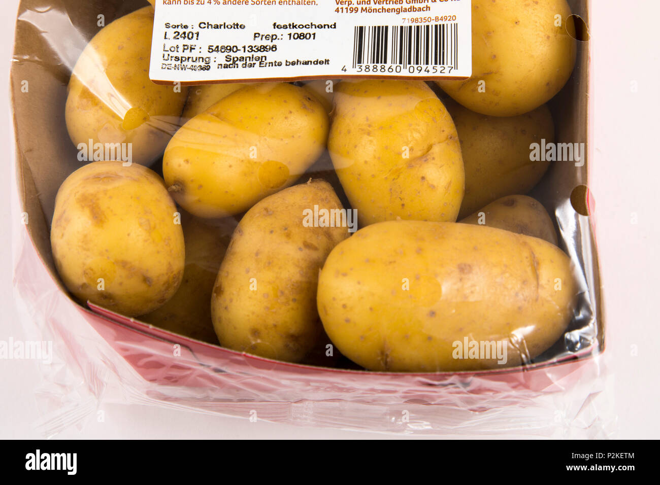 Frische Lebensmittel, Gemüse, jedes einzeln verpackt in der Plastikverpackung, alle Essen im gleichen Supermarkt auch ohne Verpackungen aus Kunststoff, spr verfügbar ist Stockfoto