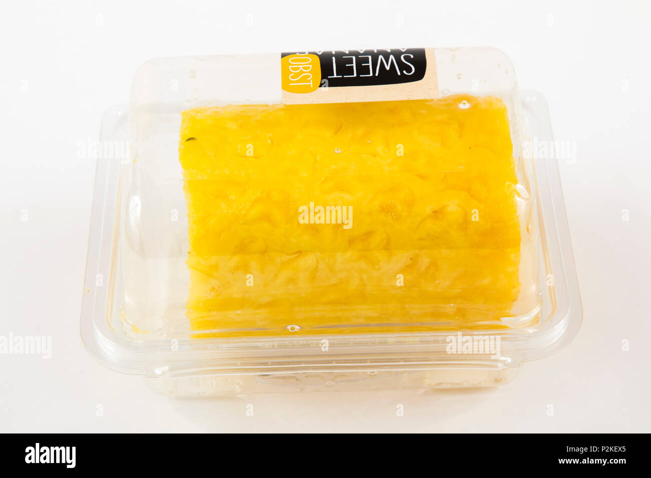 Frische Lebensmittel, Obst, jedes einzeln verpackt in der Plastikverpackung, alle Essen im gleichen Supermarkt auch ohne Kunststoff Verpackung erhältlich ist, geschält Stockfoto