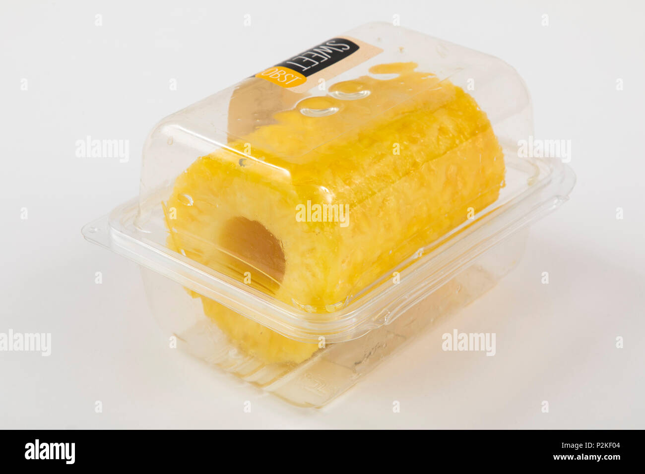 Frische Lebensmittel, Obst, jedes einzeln verpackt in der Plastikverpackung, alle Essen im gleichen Supermarkt auch ohne Kunststoff Verpackung erhältlich ist, geschält Stockfoto