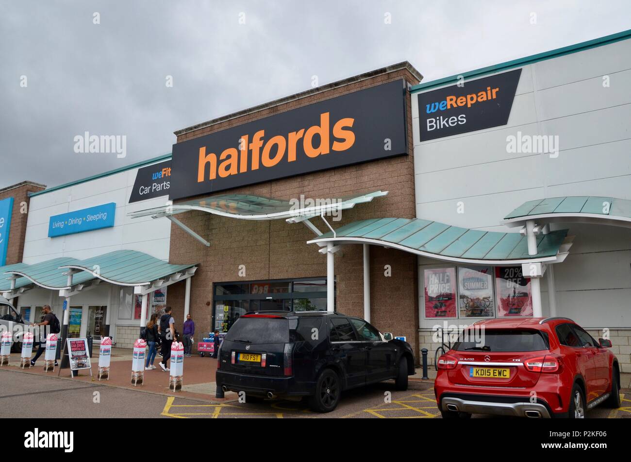 Halfords store in Friern Barnet Retail Park North London N11 Stockfoto