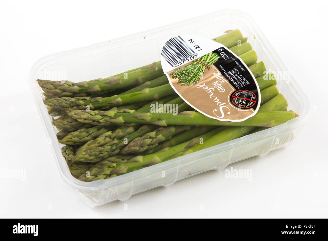 Frische Lebensmittel, Gemüse jedes einzeln verpackt in der Plastikverpackung, alle Essen im gleichen Supermarkt auch ohne Verpackungen aus Kunststoff, grün Stockfoto