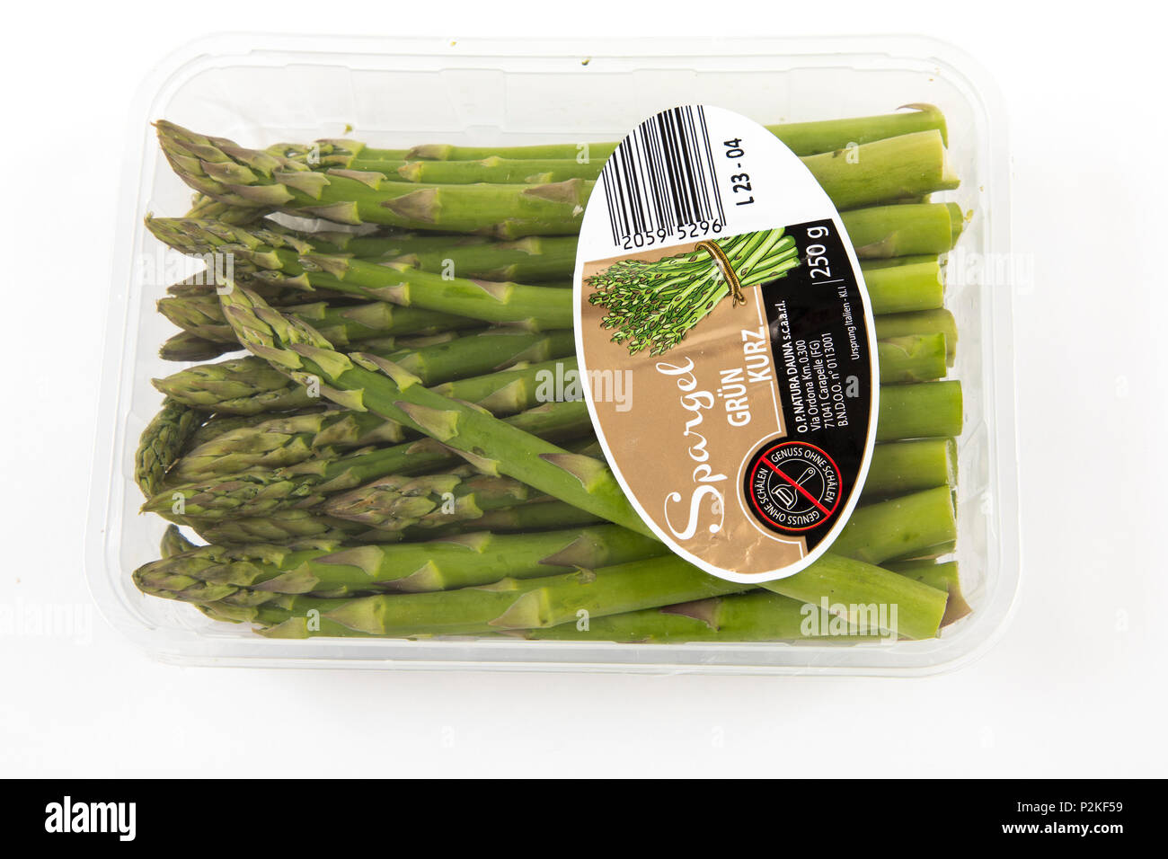 Frische Lebensmittel, Gemüse jedes einzeln verpackt in der Plastikverpackung, alle Essen im gleichen Supermarkt auch ohne Verpackungen aus Kunststoff, grün Stockfoto
