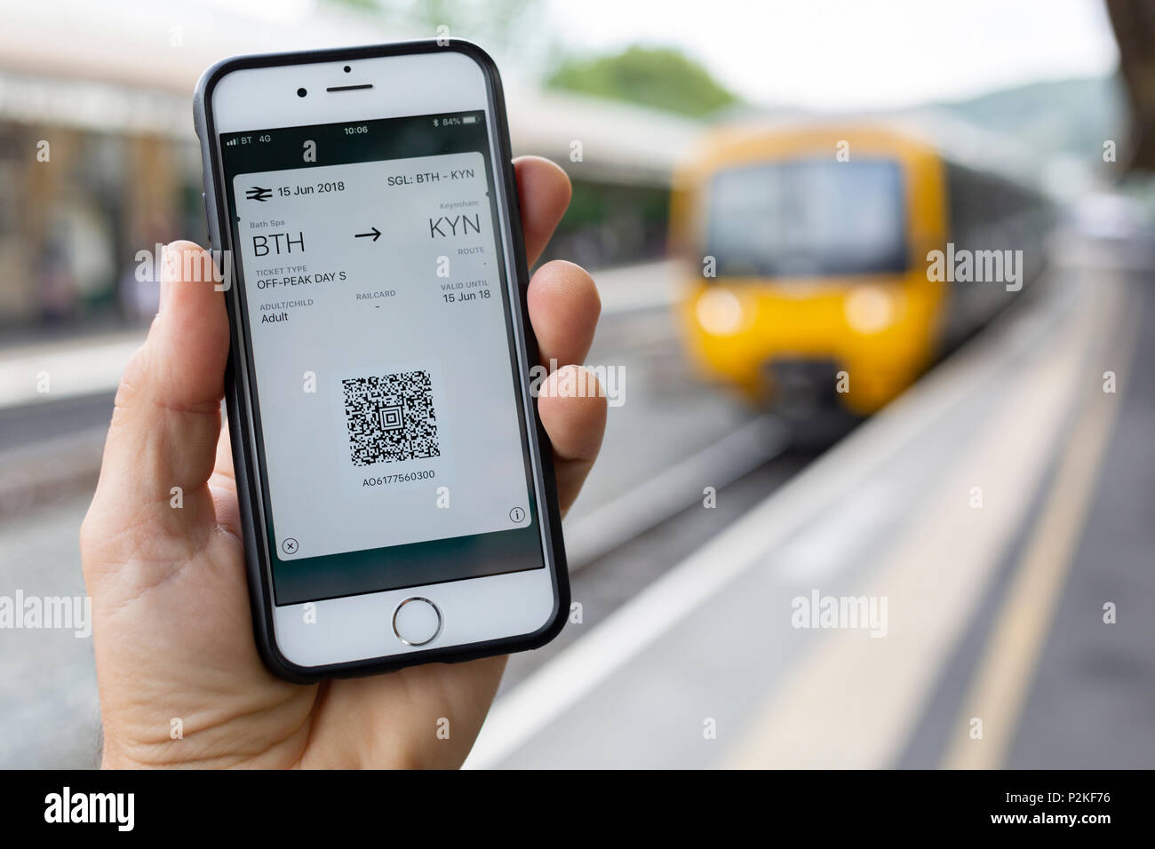 Badewanne, Großbritannien - 15 Juni, 2018: Close-up ein iPhone 6 Bildschirm mit einem elektronischen Fahrkarte, mit einem Zug am Bahnsteig hinter Stockfoto