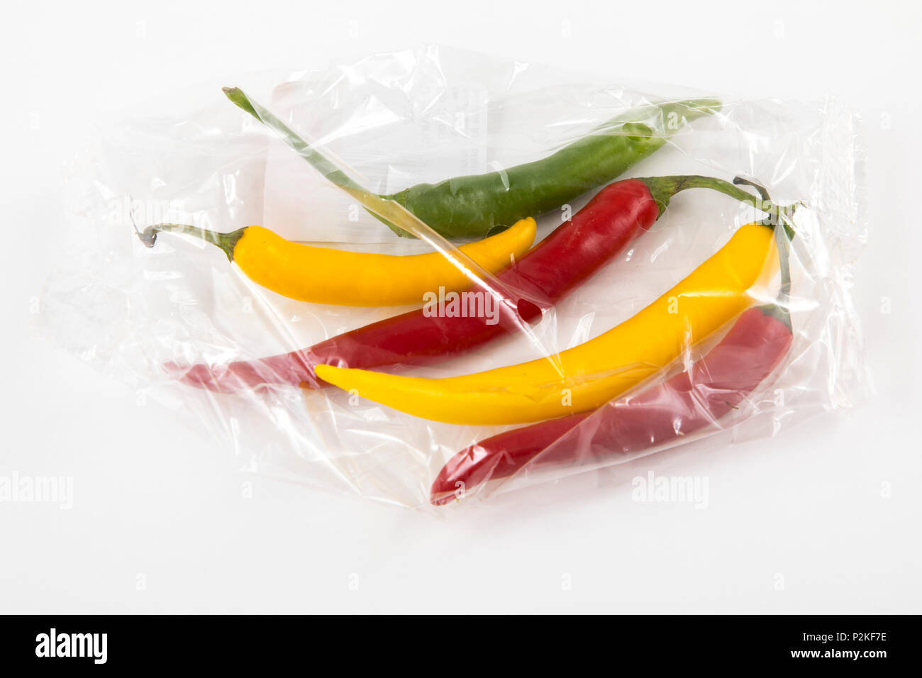 Frische Lebensmittel, Gemüse jeweils einzeln in Folie verpackt, das Essen wird im gleichen Supermarkt auch ohne Verpackungen aus Kunststoff, jala verfügbar Stockfoto