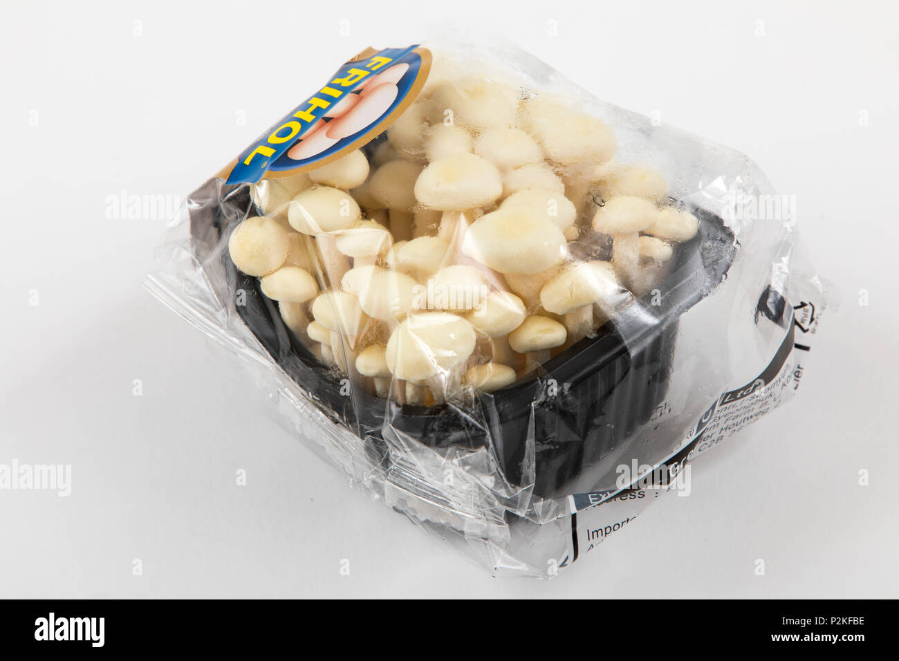 Frische Lebensmittel, Gemüse jedes einzeln verpackt in der Plastikverpackung, alle Essen im gleichen Supermarkt auch ohne Kunststoff Verpackung erhältlich ist, kleine Stockfoto