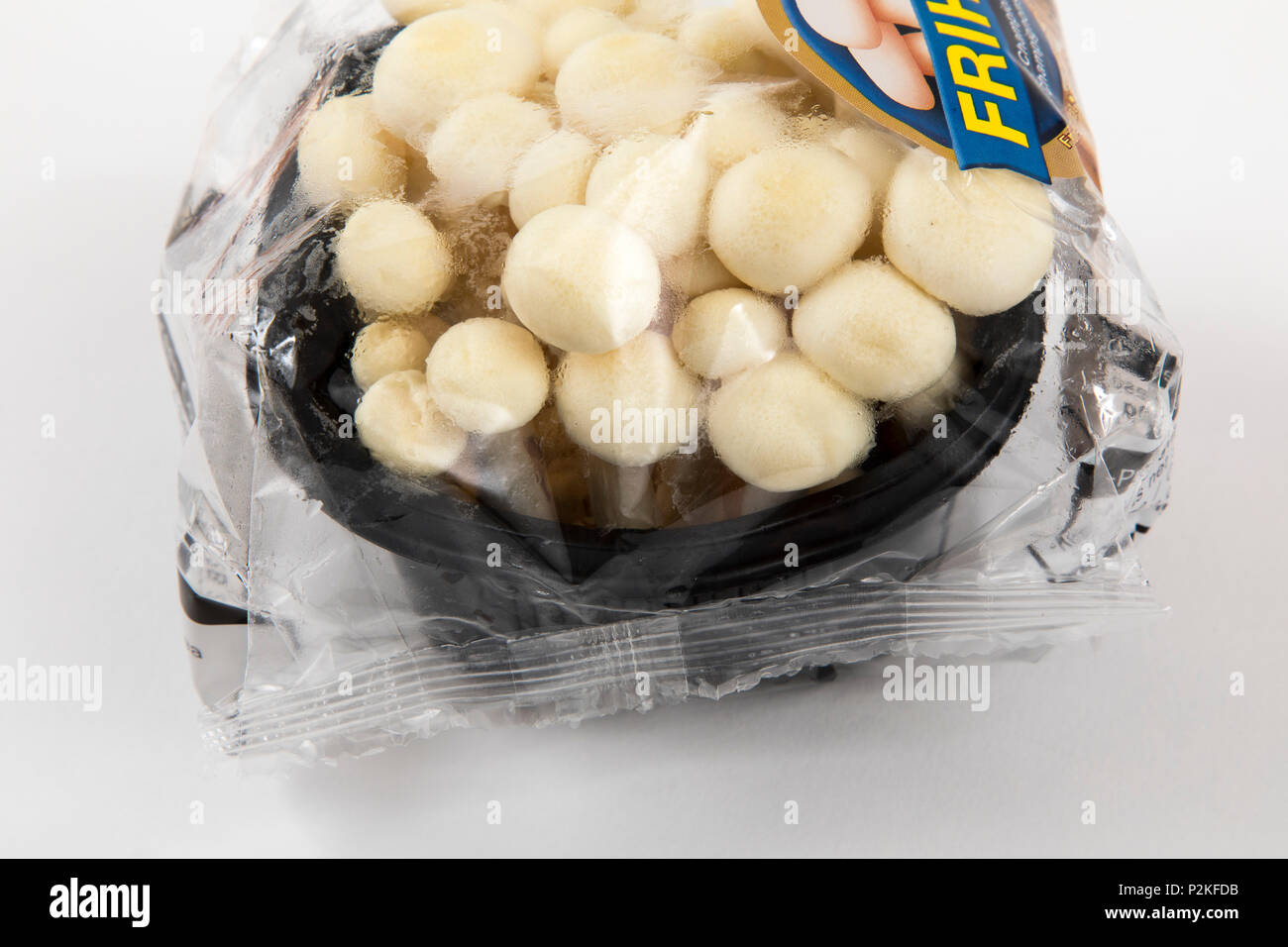 Frische Lebensmittel, Gemüse jedes einzeln verpackt in der Plastikverpackung, alle Essen im gleichen Supermarkt auch ohne Kunststoff Verpackung erhältlich ist, kleine Stockfoto