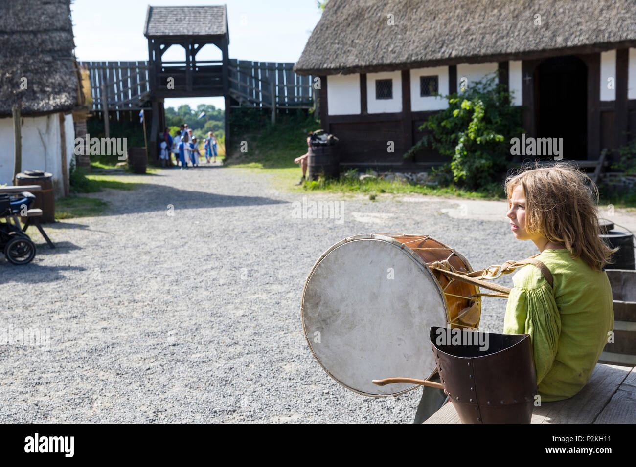 Junge spielt die Trommel, tabour, Mittelalter, Mittelalter Dorf, Ostsee, in der Nähe von Gudhjem, Bornholm, Dänemark, Europa Stockfoto