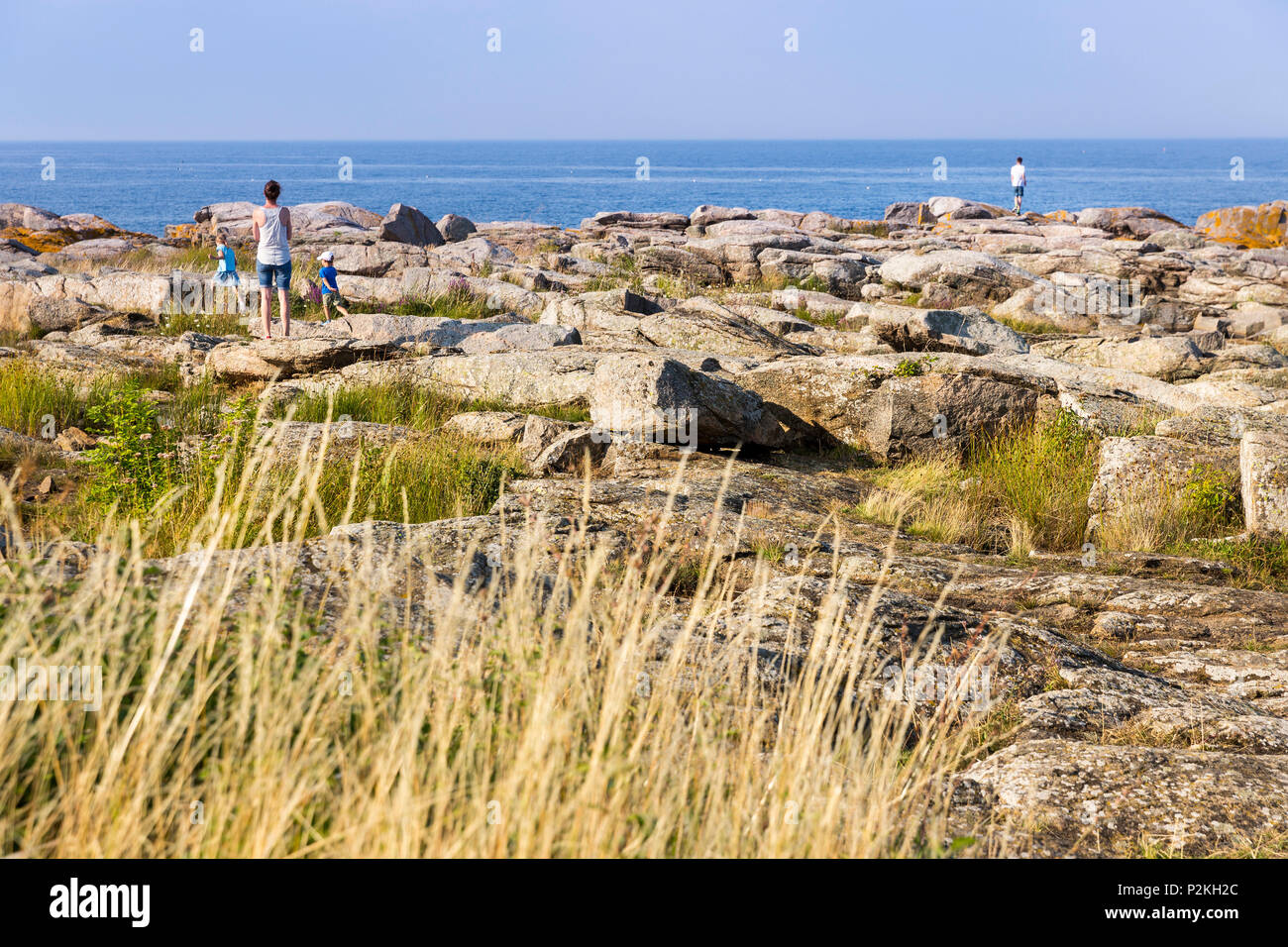 Familie wandern entlang der felsigen Küste, Sommer, Ostsee, Bornholm, Blokhus, Dänemark, Europa Stockfoto
