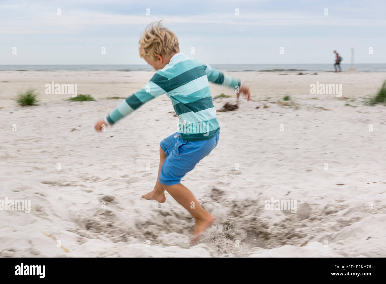 Junge auf dem Strand, 5 Jahre alt, Traumstrand zwischen und Dueodde Strandmarken, Sandstrand, Sommer, Ostsee, Bornholm, Stockfoto
