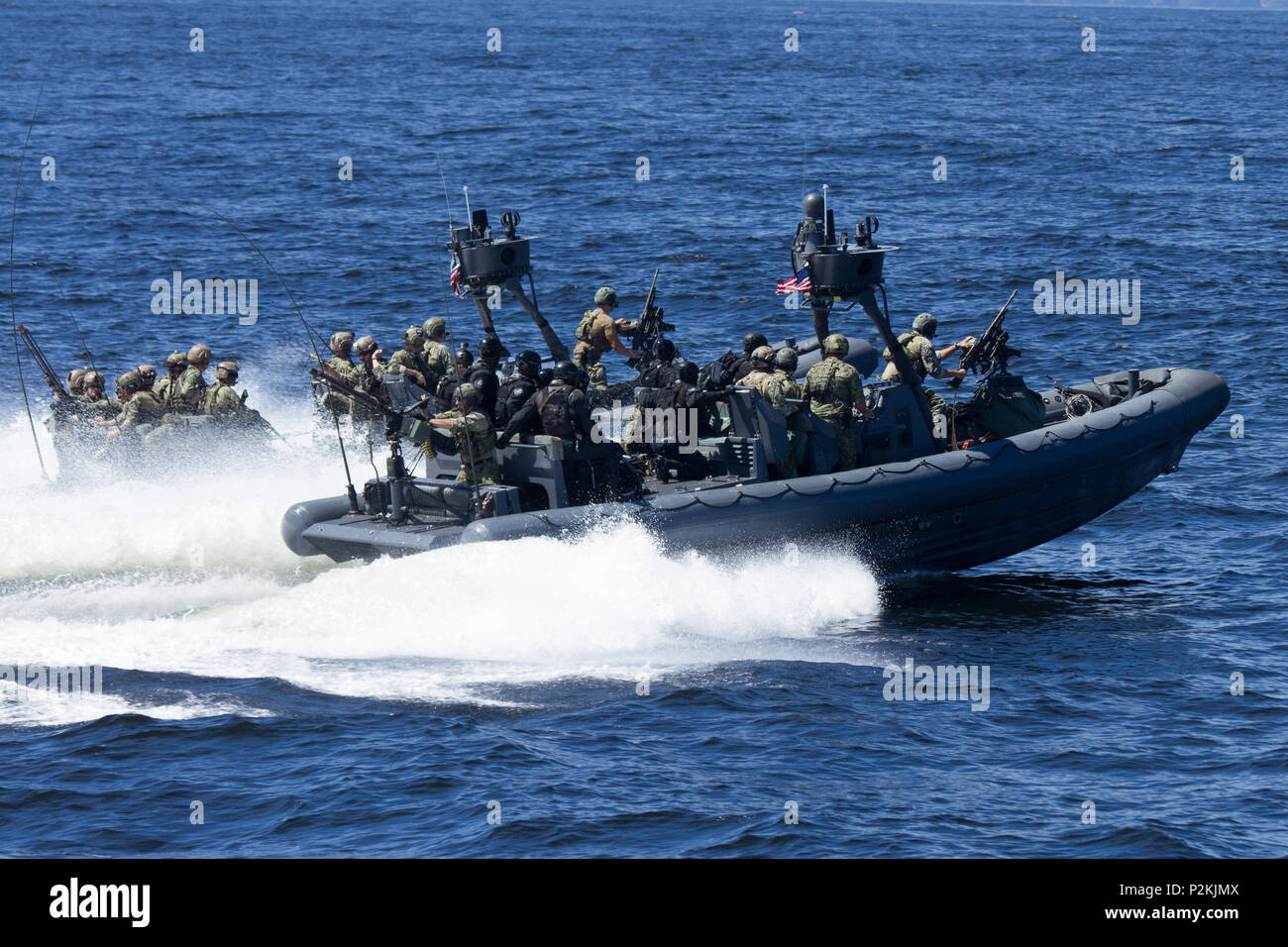 Usa und Trinidad und Tobago Naval Special Operations Forces Schritt hin zu einem Ziel der Schulung Sept. 27, 2016 im Golf von Paria, Trinidad und Tobago, während ein Höhepunkt der Übung, die zwei Wochen der Ausbildung zwischen den beiden Ländern ging. Der Höhepunkt beteiligt an Bord eines Schiffes auf See auf See und wurde von den Staats- und Regierungschefs aus beiden Ländern beobachtet. (U.S. Armee Foto von Maj. Cesar Santiago) Stockfoto