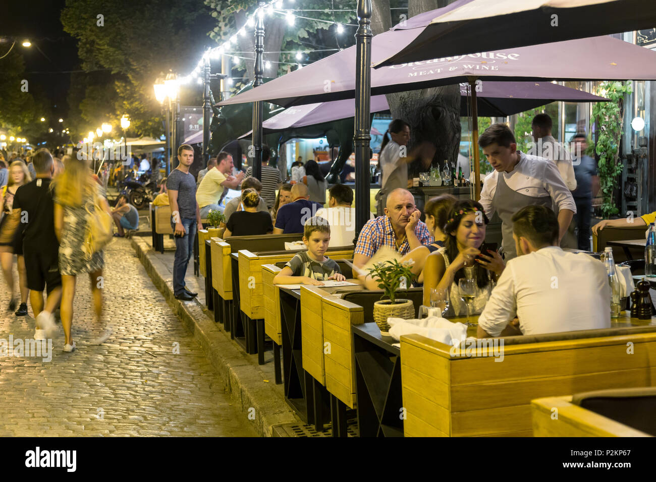 21.08.2016, Odessa, Odessa, Ukraine - Restaurants in der Fußgängerzone Deribasovskaya Straße. 00 A 160821 D 163 CAROEX.JPG - nicht für den Verkauf in G E R Stockfoto