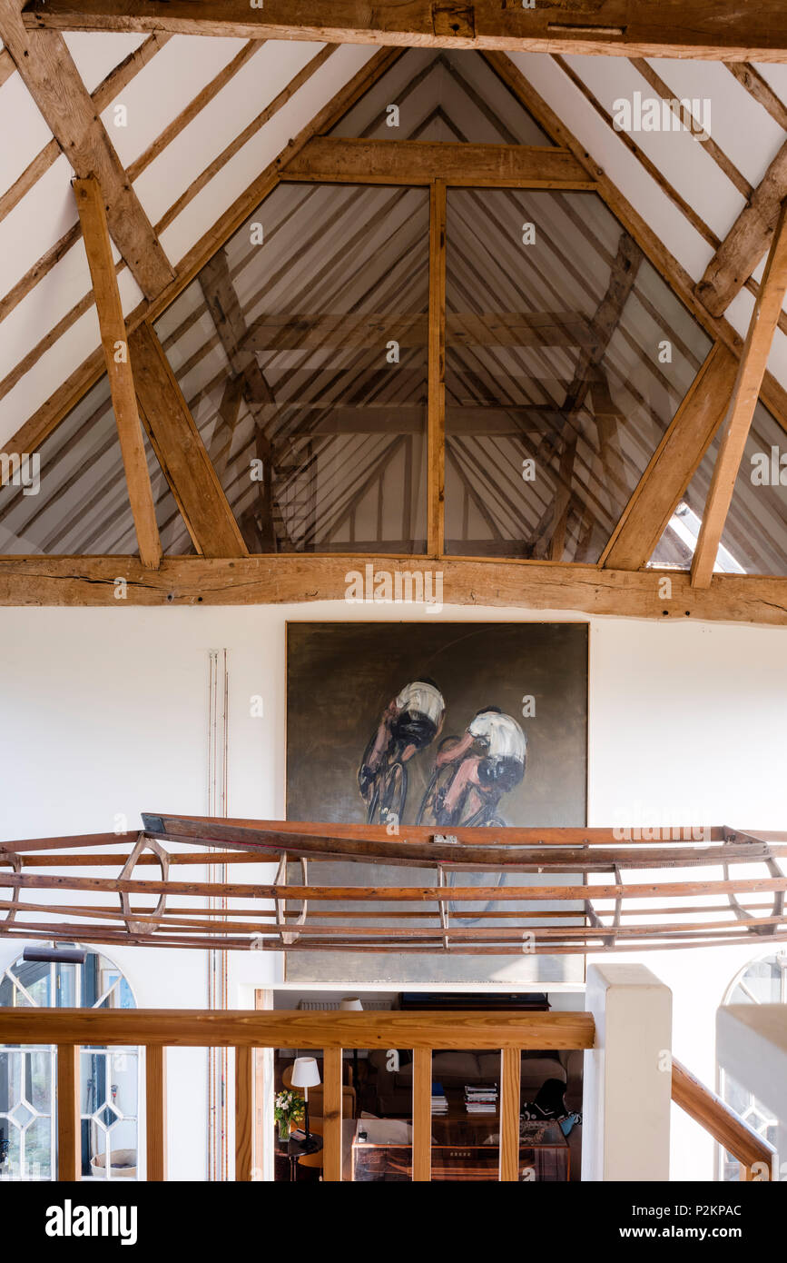 Doppelte Höhe Decke mit Kunstwerken und coanoe Rumpf Stockfoto