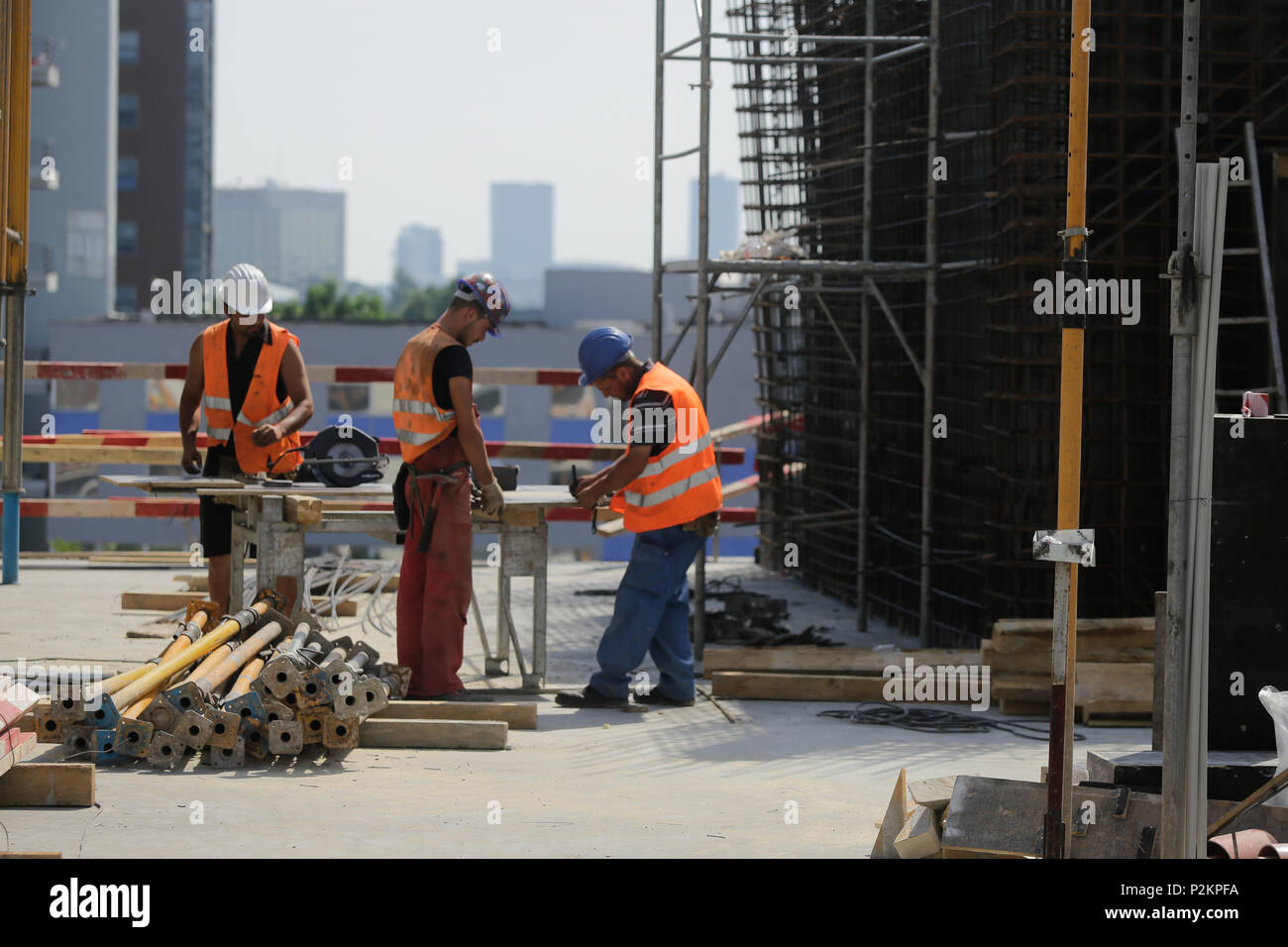Bukarest, Rumänien - 14. JUNI 2018: die Arbeiter auf der Baustelle Stockfoto