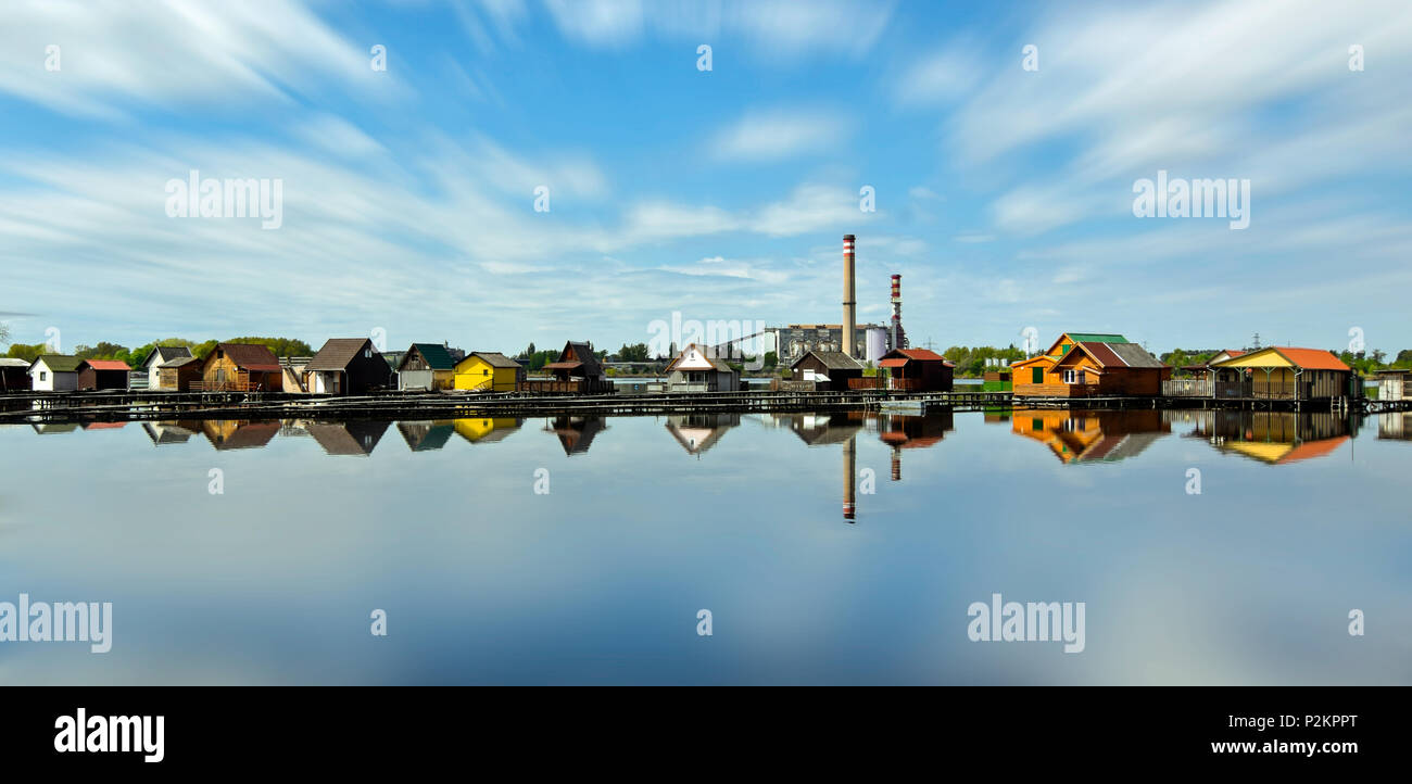 Fischerhütten auf dem See, Bokod, Ungarn widerspiegelt Stockfoto