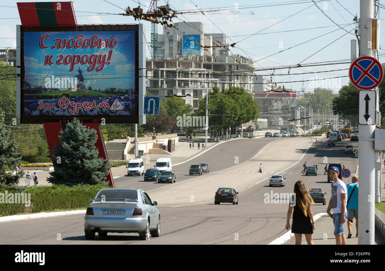 25.08.2016, Tiraspol, Transnistrien, Moldau - Auf der zentralen Hauptstraße des 25. Oktober. Vor ein Licht-Box mit der politischen Propaganda. Transnis Stockfoto