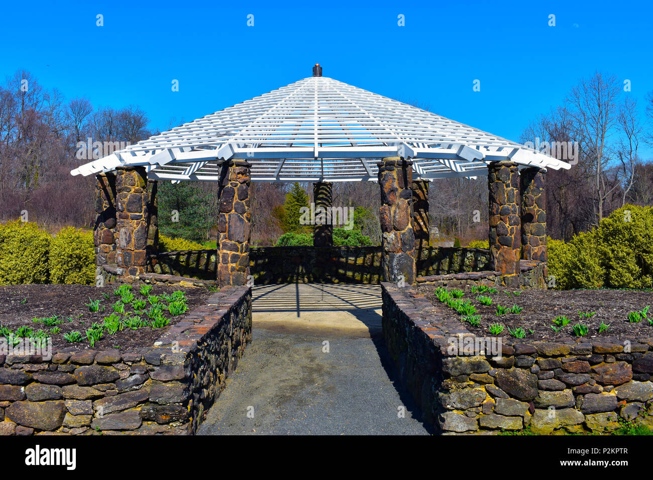 Nahaufnahme der Pavillon am tiefen Schnitt Gärten in Middletown, NJ, im frühen Frühling Stockfoto