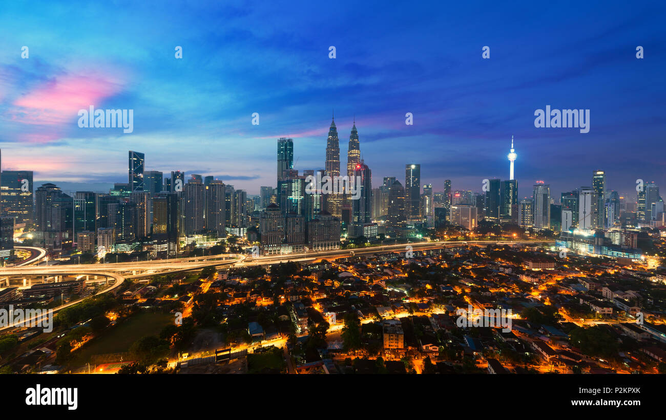 Kuala Lumpur Stadtbild. Panoramablick von Kuala Lumpur Skyline der Stadt während der Sunrise anzeigen Wolkenkratzer Gebäude und in Malaysia. Stockfoto