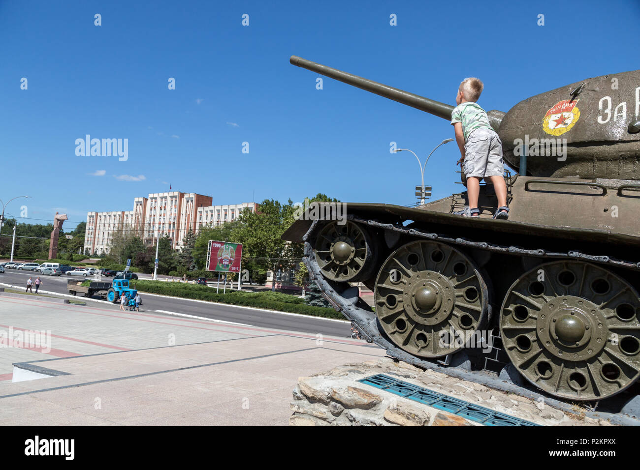 25.08.2016, Tiraspol, Transnistrien, Moldau - Der berühmte tank Monument im Zentrum der Stadt (Straße des 25. Oktober), ein Russischer T34 ab dem 2. Stockfoto
