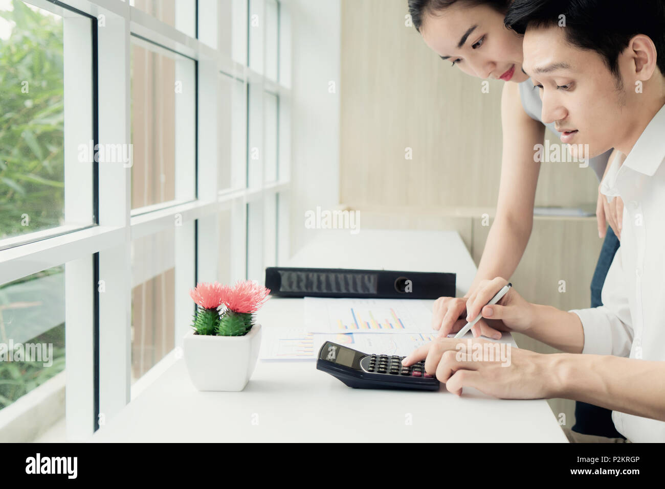 Asiatische Geschäft Paar zusammen, die am Projekt an modernen Start Büro. Senior Business Frau Vorschlag neue Arbeiter Mann am Schreibtisch im Büro. Stockfoto