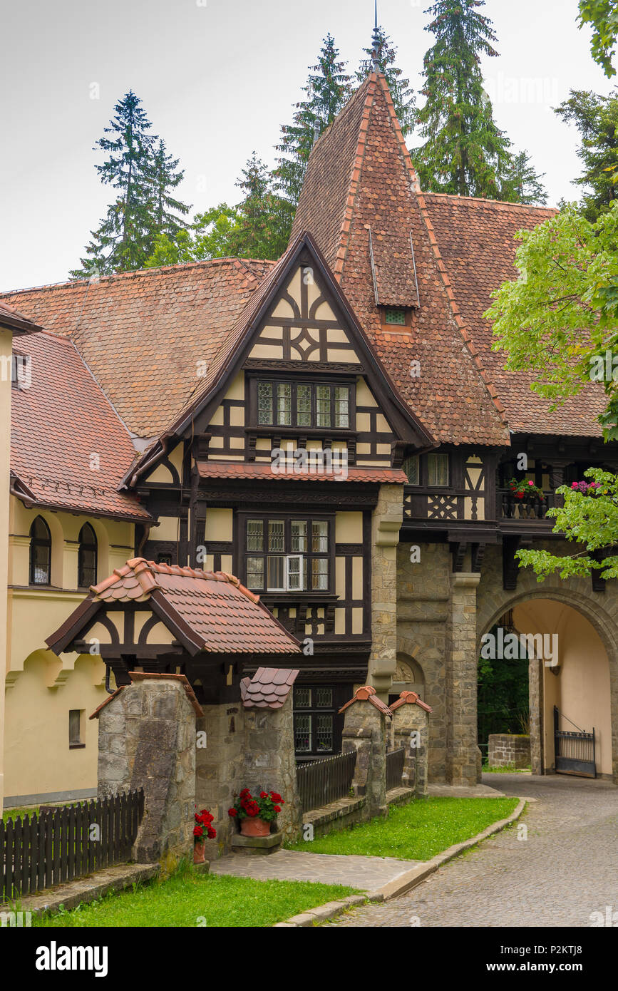 Nebengebäude rund um das Schloss - Palast der Peles, Sinaia, Rumänien Stockfoto