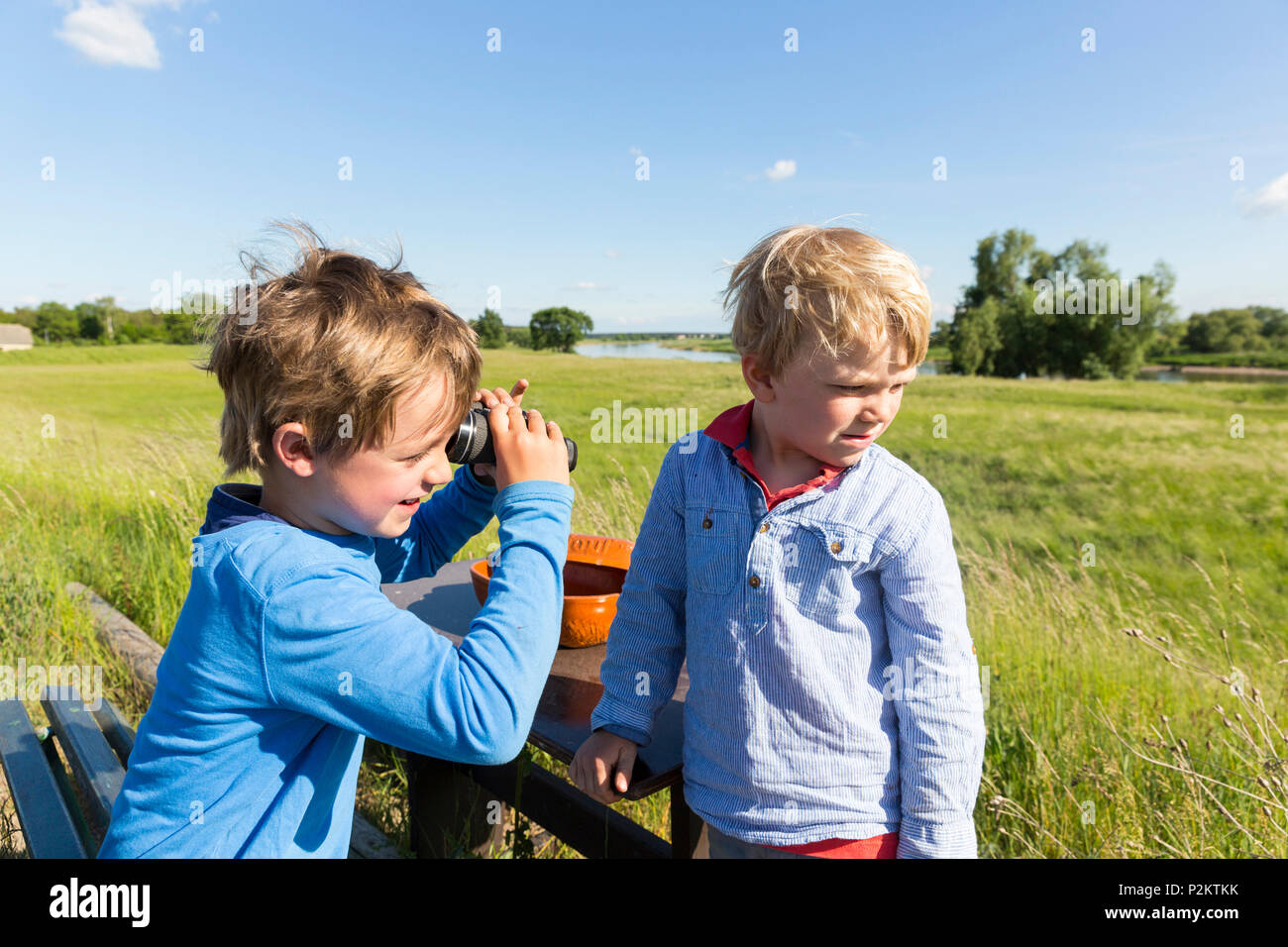 Jungen mit einem Fernglas, Familie Radtour entlang der Elbe, Abenteuer, von Torgau, Riesa, Sachsen, Deutschland, Europa Stockfoto