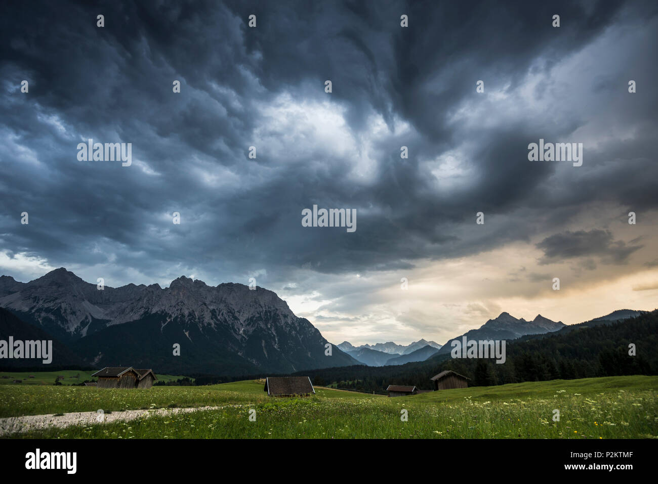 Wiesen und Gewitter, in der Nähe von Mittenwald, Oberbayern, Bayern, Deutschland Stockfoto