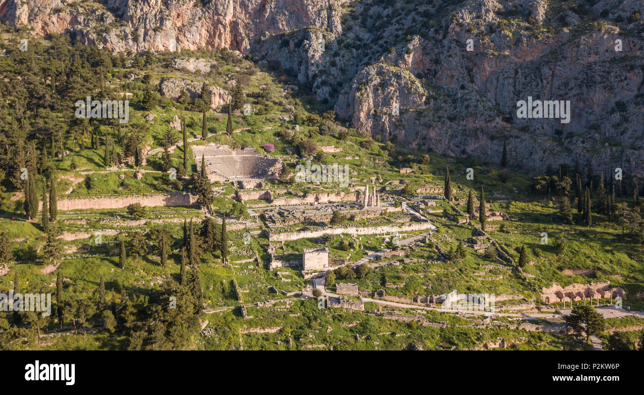 Luftaufnahme des antiken Delphi, dem berühmten Heiligtum in der antiken Region Phocis in Zentral Griechenland Stockfoto