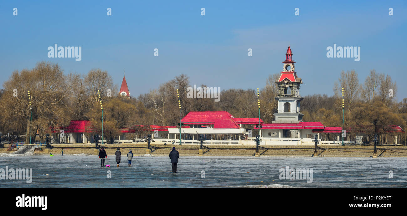 Harbin, China - Feb 22, 2018. Menschen zu Fuß auf Eis Fluss Songhua in Harbin, China. Harbin ist die größte Stadt in der nordöstlichen Region von China. Stockfoto