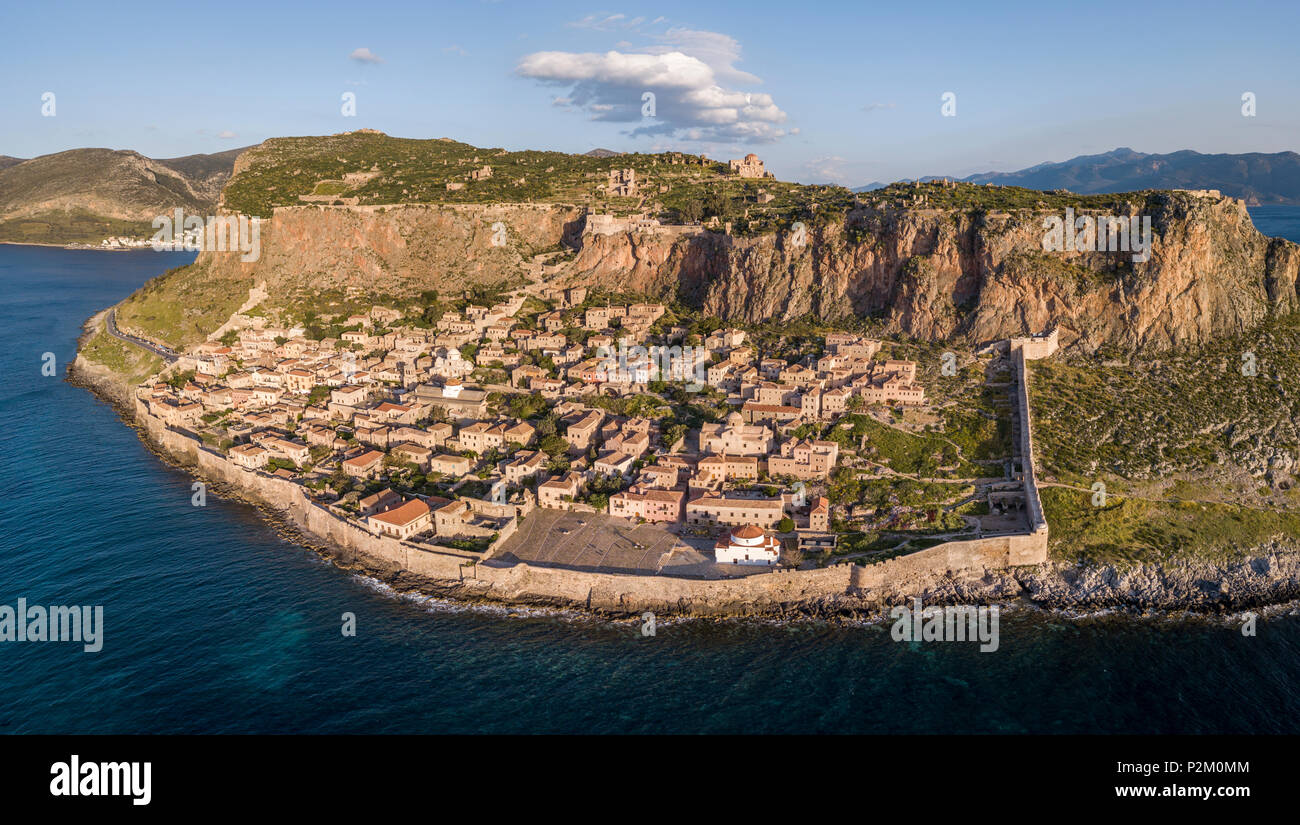 Luftbild der alten Hügel Stadt Monemvasia im südöstlichen Teil der Halbinsel Peloponnes, Griechenland Stockfoto