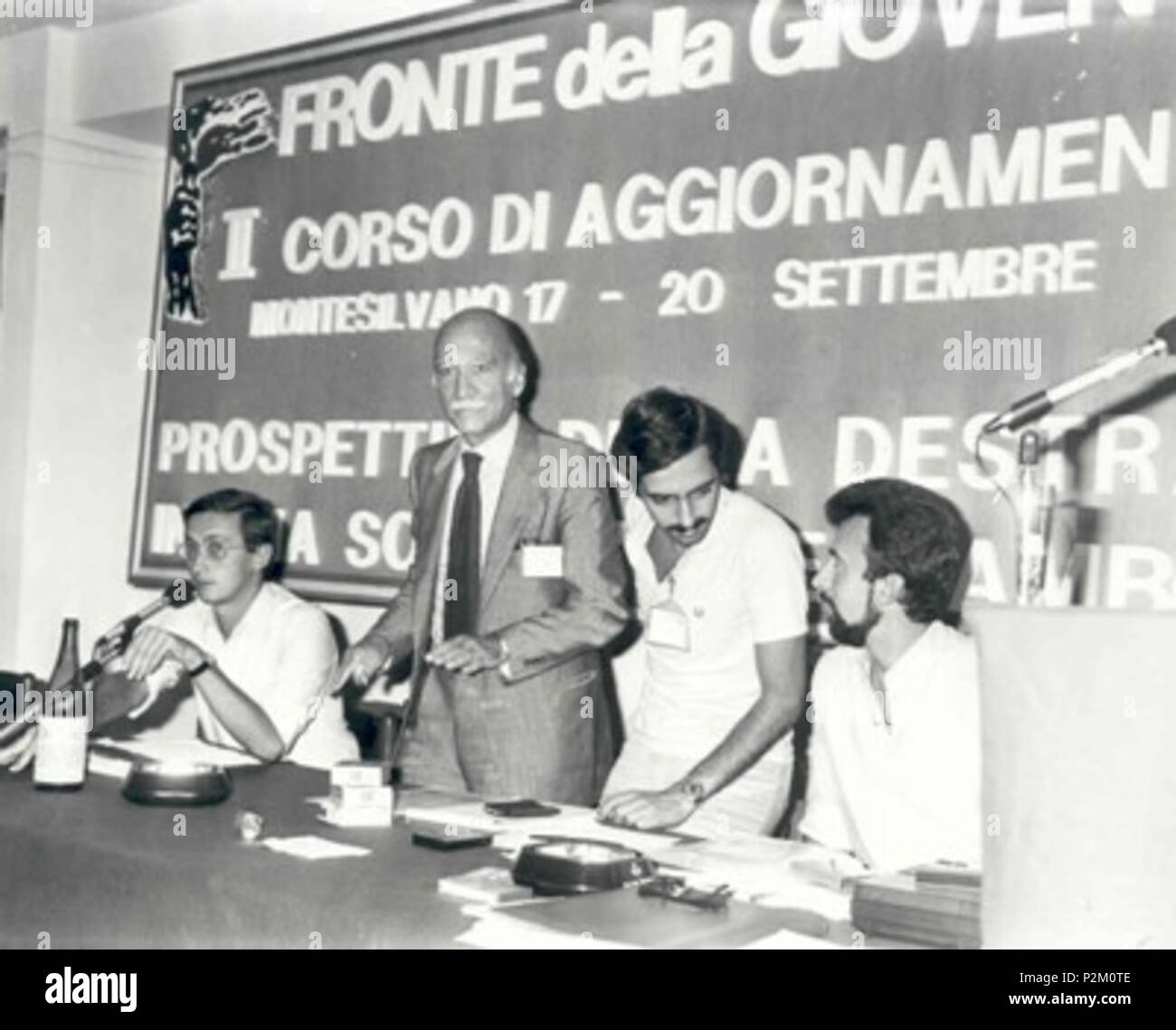 . Italiano: Il segretario del MSI Giorgio Almirante, Al Corso di aggiornamento del FdG di Pescara trai Gianfranco Fini (a sinistra) e Maurizio Gasparri nel Settembre 1981. A Destra, ein Colloquio con Gasparri, Almerigo Grilz. Diese Datei fehlt, Informationen zum Autor. 34 Giorgio Almirante con Fini Stockfoto