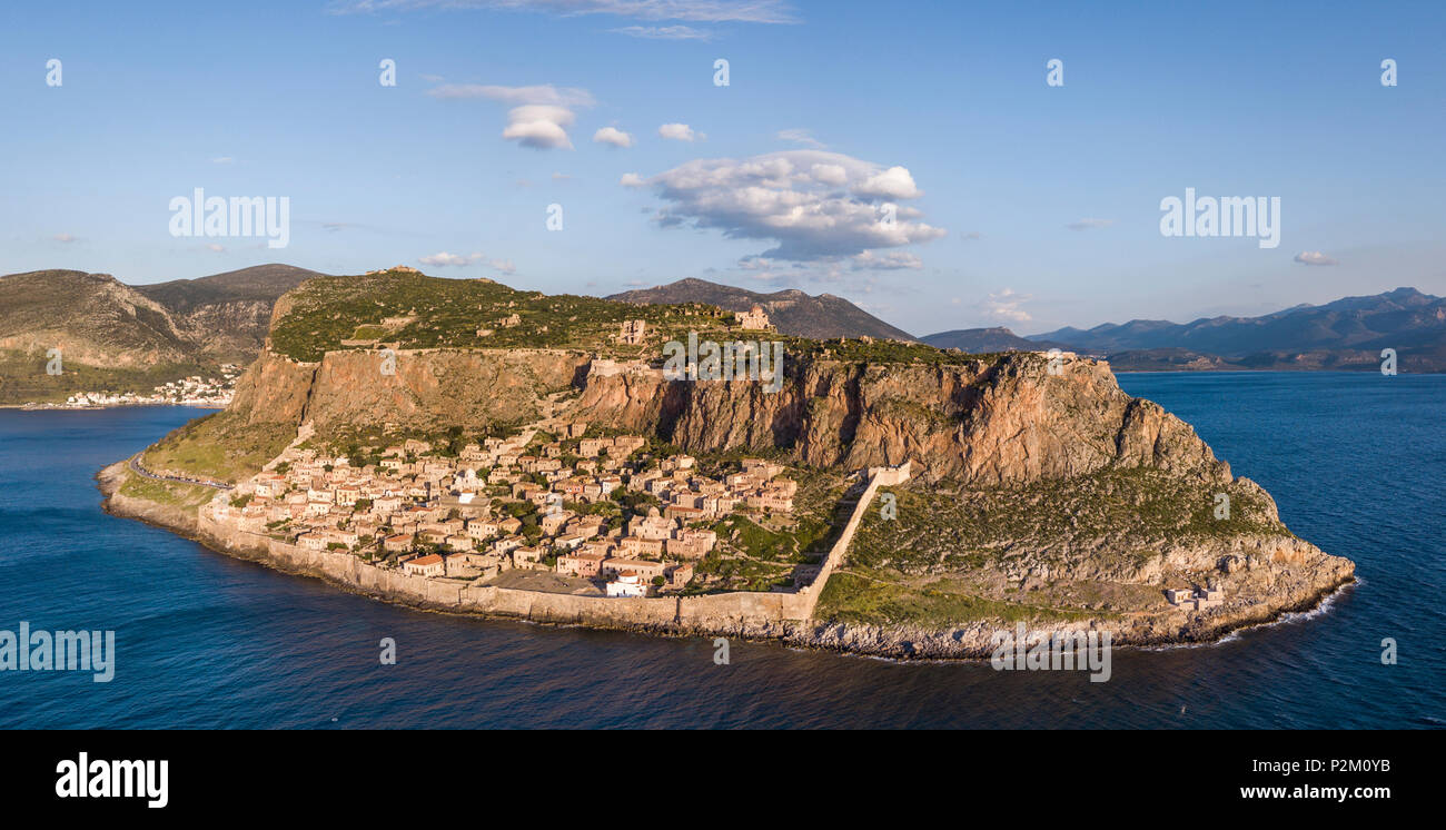 Luftbild der alten Hügel Stadt Monemvasia im südöstlichen Teil der Halbinsel Peloponnes, Griechenland Stockfoto