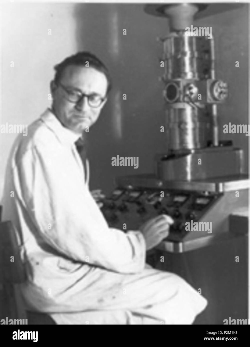 . Italiano: Il biofisico italiano Mario Ageno fotografato Accanto al microscopio elettronico eine trasmissione dell'Istituto Superiore di Sanità. Vor 1969. Unbekannt 53 Mario Ageno Stockfoto