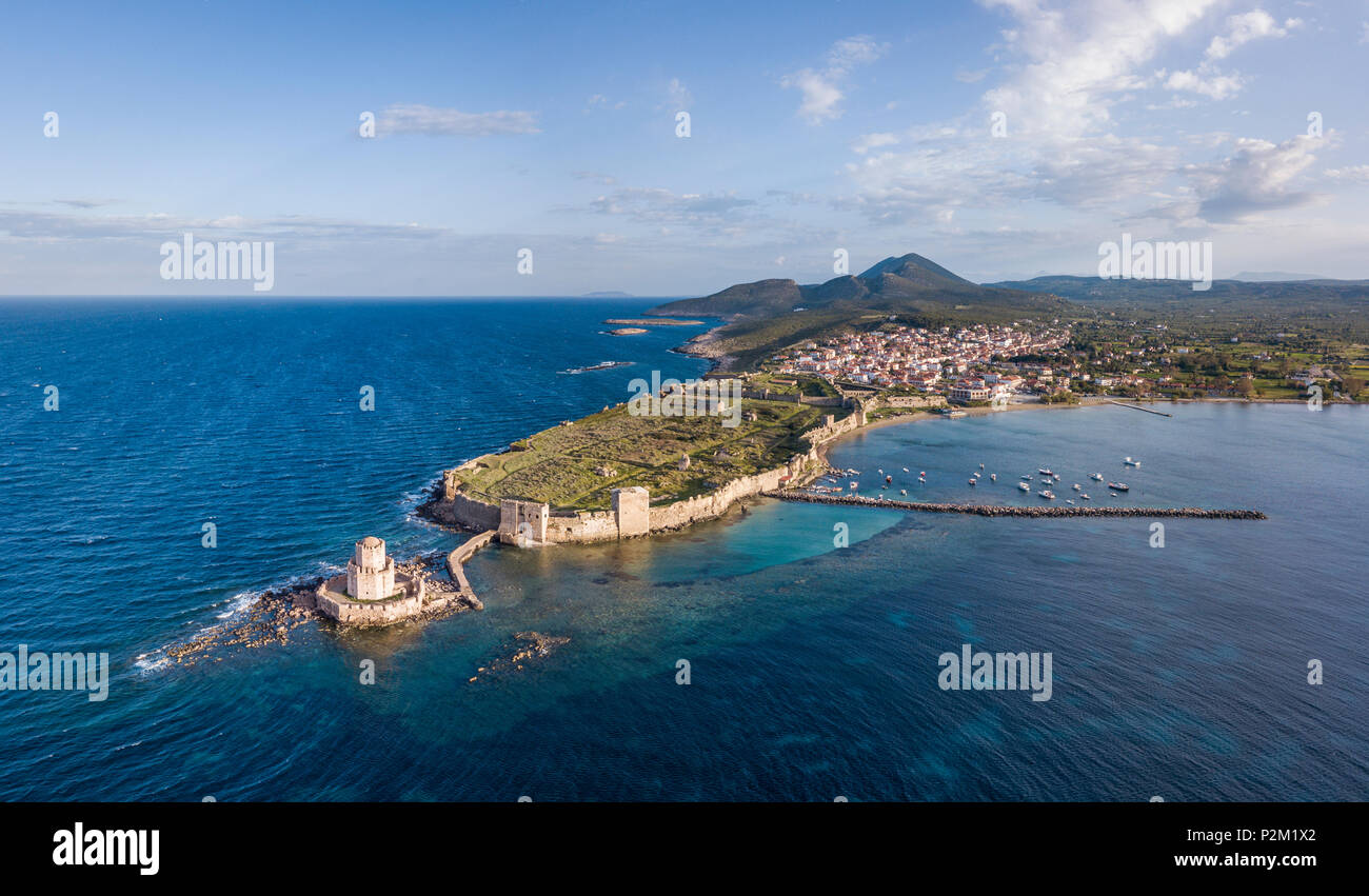 Luftaufnahme der von Methoni und die bourtzi Turm am südlichen Kap der Peloponnes, Griechenland Stockfoto