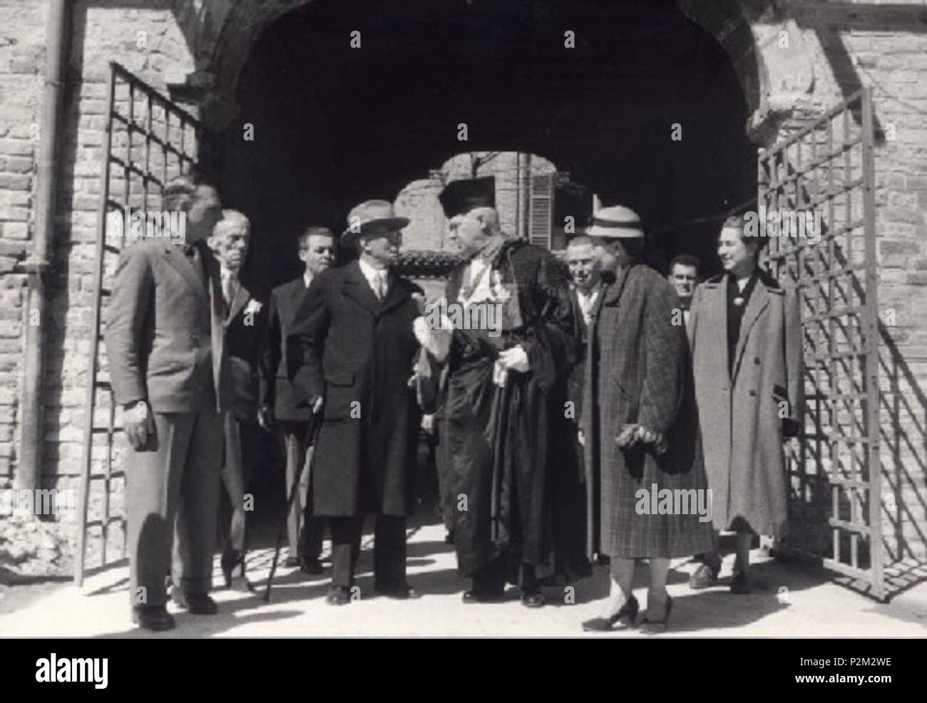 . Luigi Einaudi, Presidente della Repubblica Italiana, e Plinio Fraccaro, rettore dell'Università di Pavia. 13 Aprile 1955, Pavia, Italien. Unbekannt 50 Luigi Einaudi Plinio Fraccaro Stockfoto