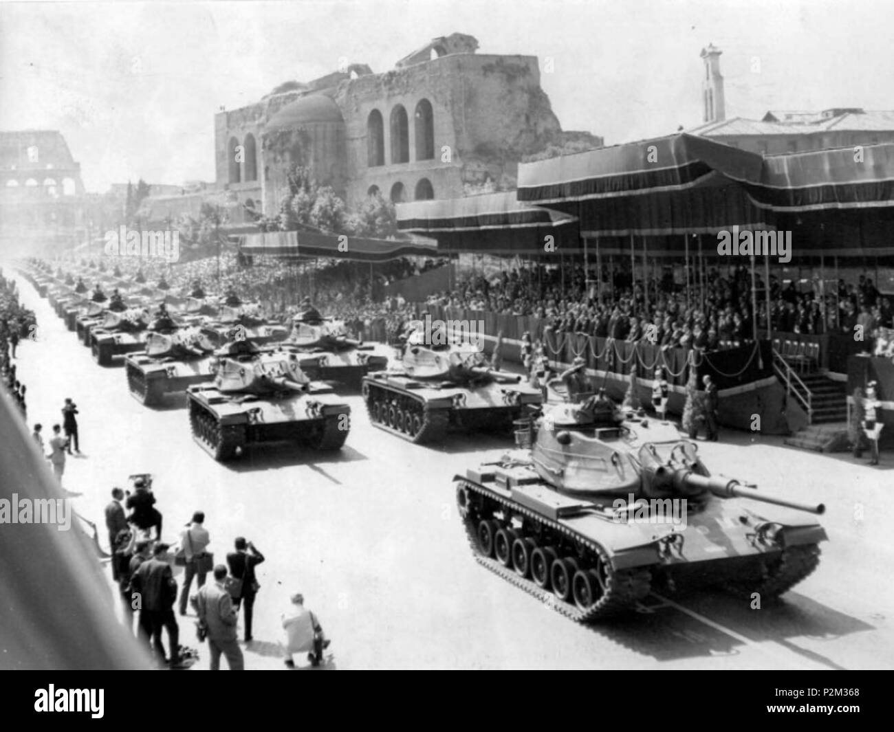 . Italiano: CARRI M60 in dotazione al XVIII battaglione Carri del 1° Reggimento corazzato Bersaglieri di stanza a Civitavecchia a Roma durante La sfilata Lungo via dei Fori Imperiali per La Festa della Repubblica. 2. Juni 1965. Generale Francesco Floridia 51 M 60 A 1 2 giugno 1965 Stockfoto