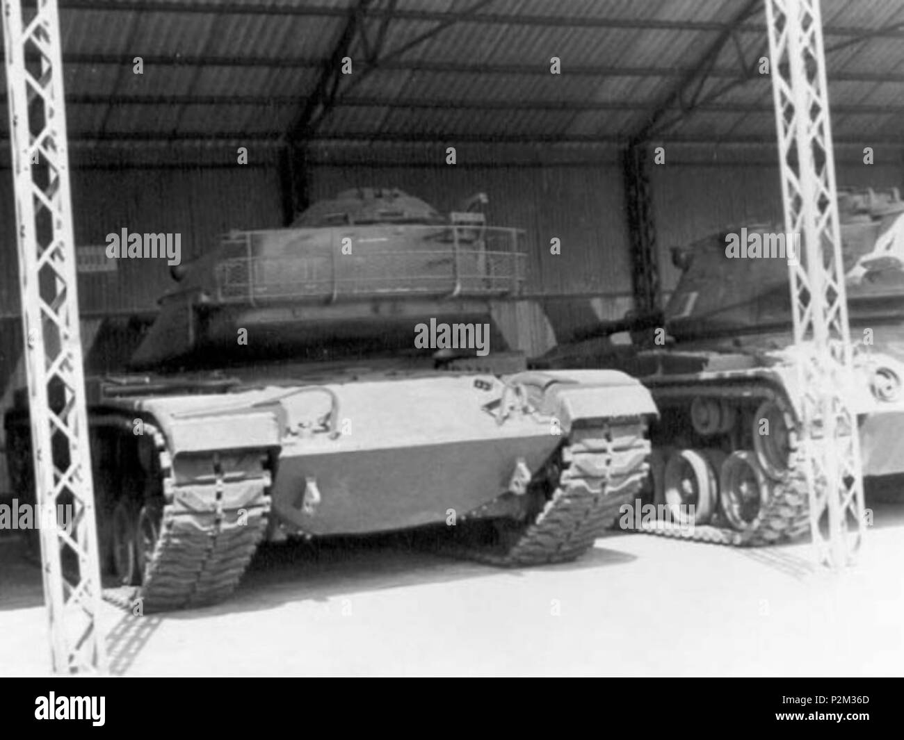 . Italiano: L'immagine ritrae I Primi M60 A1 utilizzati in Italia. Ich mezzi Sotto La ballatoio Sono durch M60 A1 americani in Prestito al XVIII Battaglione Carri del 1° Reggimento corazzato Bersaglieri di stanza a Civitavecchia nel 1965. Ich carri giunsero Dal deposito di Camp Darby assieme ad alcuni istruttori pro addestrare i piloti Carro dell'Esercito Italiano in previsione della sfilata del 2 Giugno a Roma. Ich carri in dotazione al Mese dopo qualche battaglione arrivarono direttamente a Roma, provenienti dagli USA, sfilando Il 2 Giugno lungo Via dei Fori Imperiali. 1965. Generale Francesco Flori Stockfoto