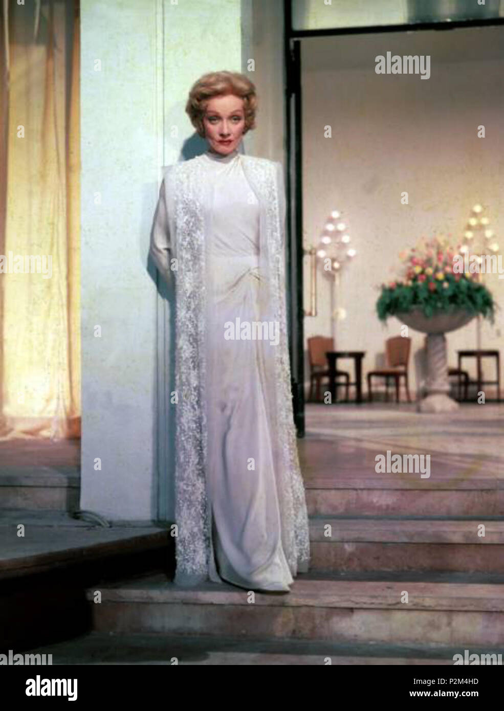 . Englisch: Marlene Dietrich fotografiert auf - während der Produktion des Montecarlo Story an Titanus-Studios in Rom (1956). Dietrich's Kostüm ist von Jean Louis. 1956. Unbekannt 54 Marlene Dietrich auf dem Satz der Montecarlo Story (1956) Stockfoto