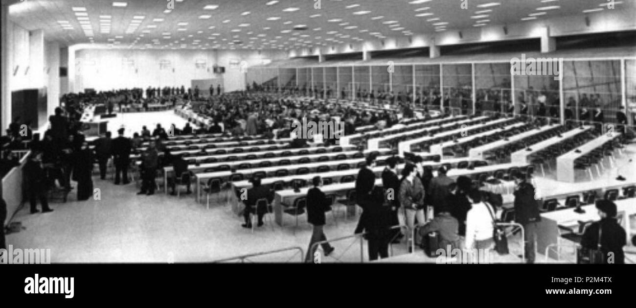 . Italiano: Aula Bunker del carcere dell'Ucciardone di Palermo durante Il maxiprocesso Contro la Mafia. 1986. Unbekannt 55 MaxiprocessoPalermoBunkr Stockfoto