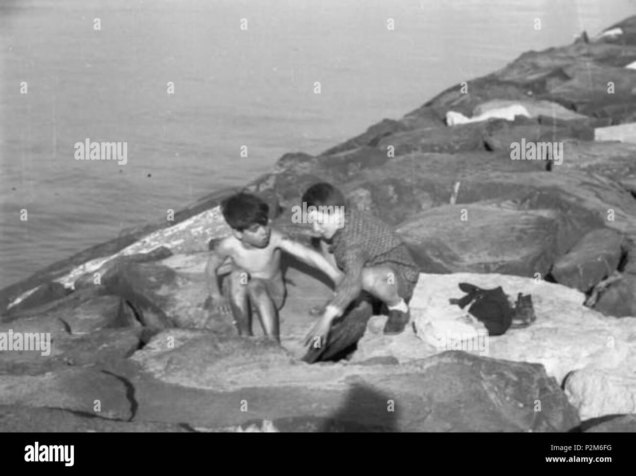 . Englisch: Neapel: Posillipo, zwei scugnizzi (neapolitanische Street Boys) Italiano spielen: Luogo e Daten della ripresa: Napoli (NA), Italia, 1935 Materia/tecnica: gelatina bromuro d'argento/pellicola in rullo Negativa (nitrato) Misure: 135 mm (24 x 36 mm). 12. September 1935. Patellani, Federico 59 Neapel - Posillipo, durch scugnizzi giocano sul frangiflutti Stockfoto