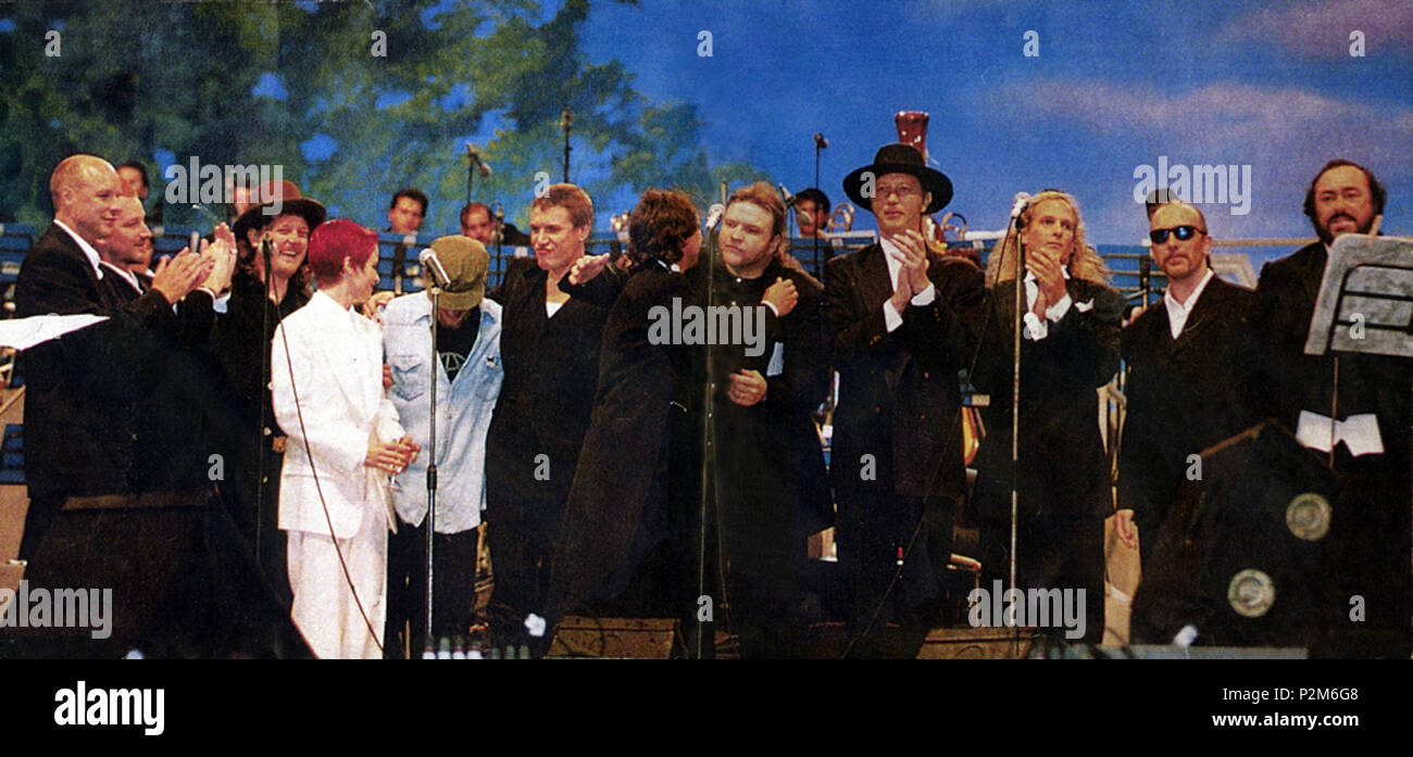 Pavarotti & Friends Konzert in Modena, Italien 1995: Bono the Edge von U2  auf der Bühne mit Luciano Pavarotti Stockfotografie - Alamy