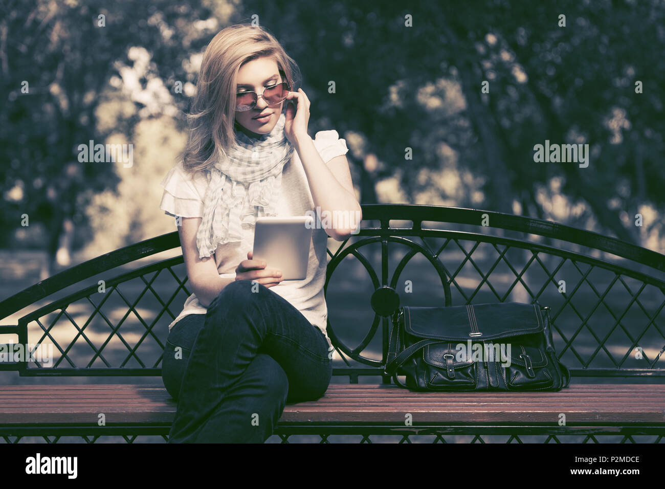 Junge Mode Frau mit digitalen Tablet Computer im City Park Stockfoto