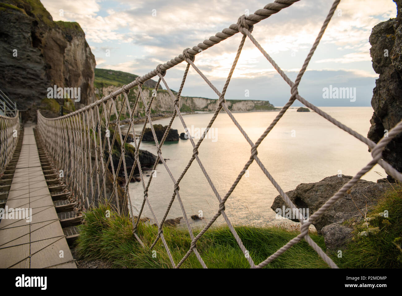 Malerischer Blick auf dem Seil Braut bei Carrick-a-Rede in Nordirland während des Sonnenuntergangs. Stockfoto