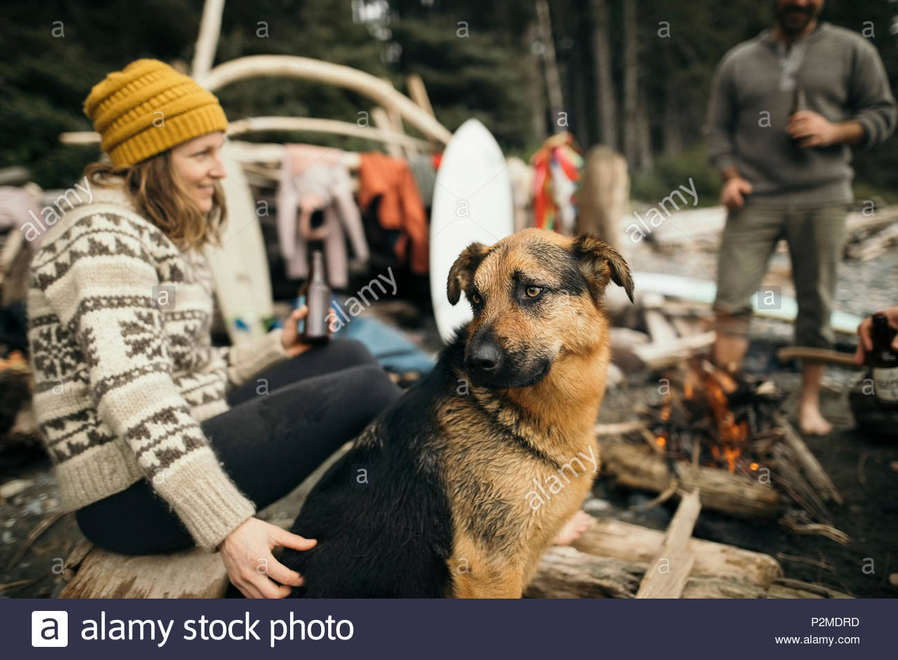 Frau mit Hund genießen Wochenende surfen Getaway, Lagerfeuer Stockfoto