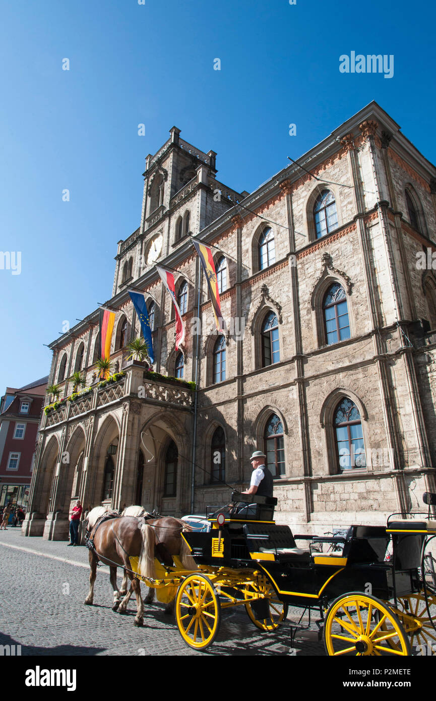 Pferdekutsche vor der Guild Hall, Weimar, Thüringen, Deutschland Stockfoto