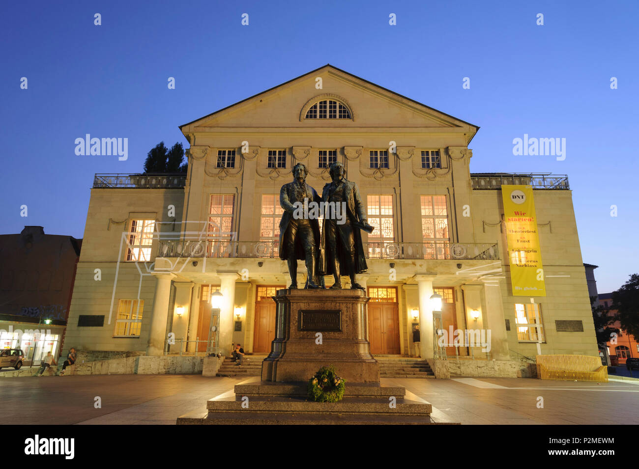 Goethe und Schiller Denkmal, Nationaltheater in der Dämmerung, Weimar, Thüringen, Deutschland Stockfoto