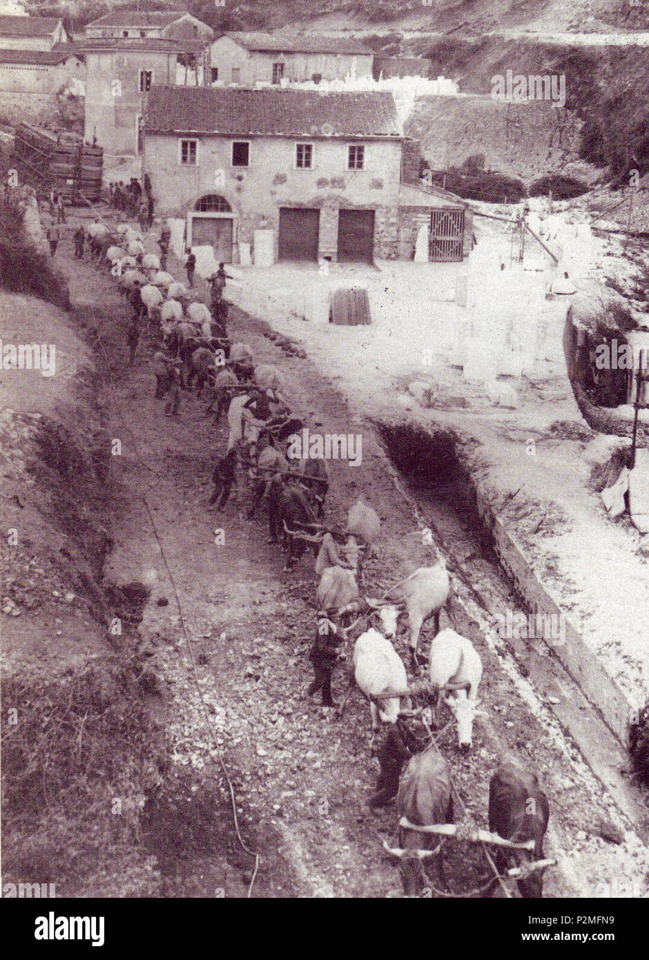 . Italiano: Trasporto verso Il Mare del monolite del Foro Italico a Roma da intitolare eine Benito Mussolini. Imbarcato su un Pontone e rimorchiato Fino ein Fiumicino, il Pontone risalì Poi lungo il Tevere rimorchiato Dalla riva Dai buoi. Fu l'ultimo Grande trasporto fluviale Visto a Roma. 1929. Anonyme Jose Antonio bei Italienischen 40 Il trasporto Stockfoto