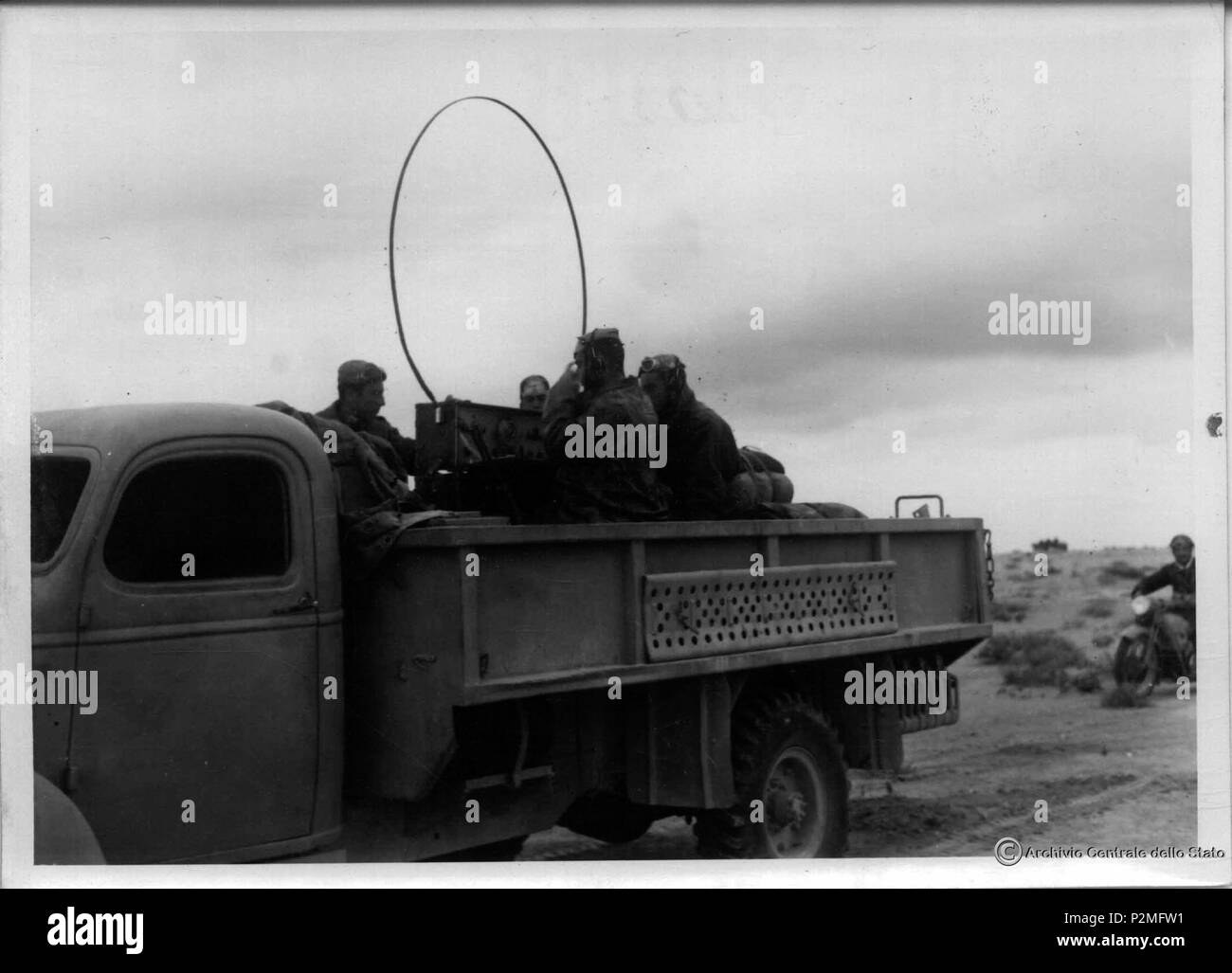 . Englisch: Italienische Soldaten auf einem Lkw bei Bir el Gubi im November 1941. 20. November 1941. Royal italienischen Armee 83 Soldati su un camion con una Radio da Campo nel Deserto di Bir el Gobi nel Febbraio 1941 Stockfoto